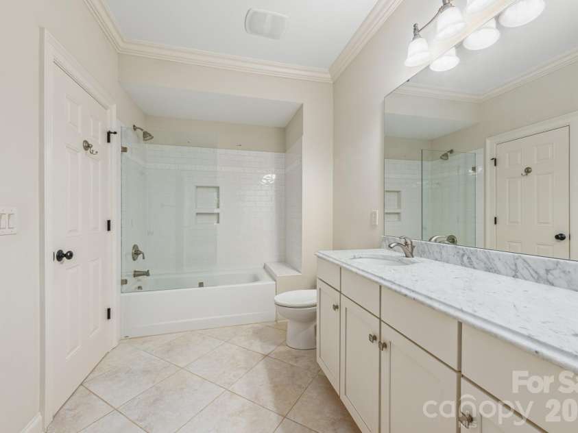 946 Laurel Creek Lane, Charlotte, NC 28211.  MLS# CAR4298519, YatesRealty ID 2785. 2nd floor full bathroom access from hall and bedroom