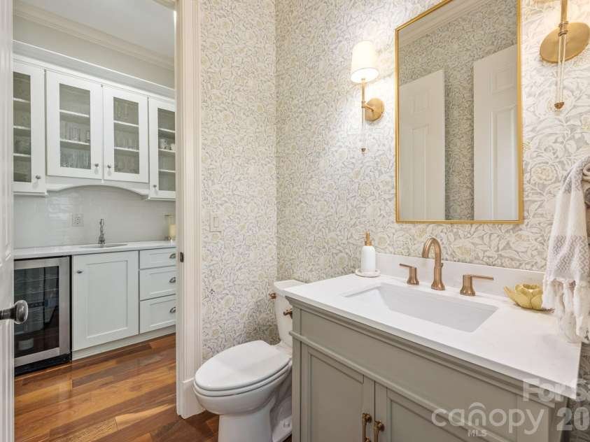 946 Laurel Creek Lane, Charlotte, NC 28211.  MLS# CAR4298519, YatesRealty ID 2785. Half Bath off foyer and butler's pantry