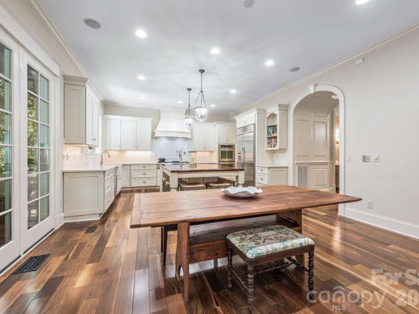 946 Laurel Creek Lane, Charlotte, NC 28211.  MLS# CAR4298519, YatesRealty ID 2785. Open Concept Chef's Kitchen and Family Room connected to screened and uncovered porches