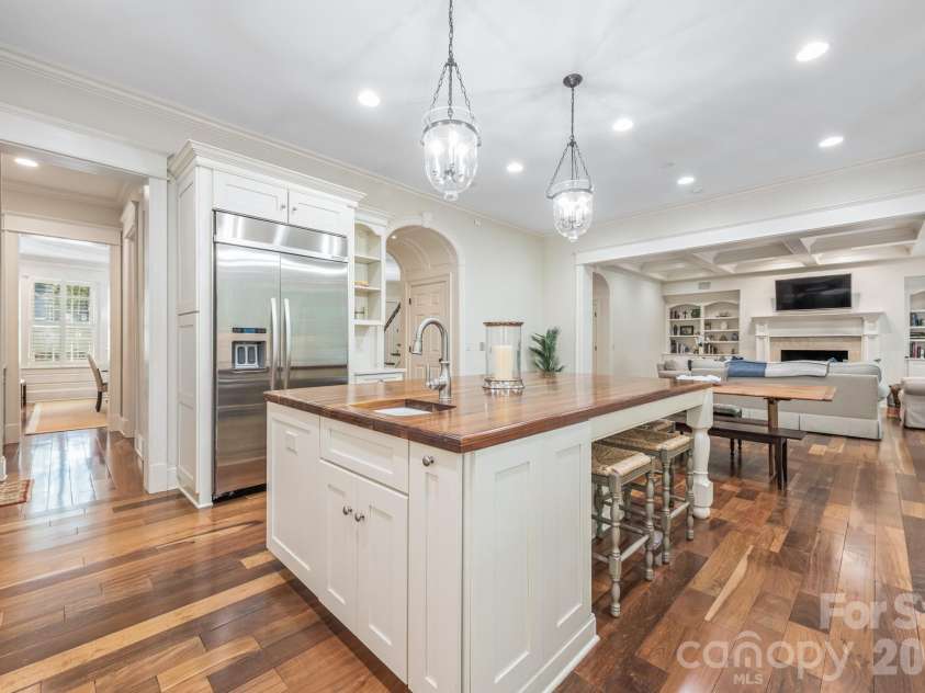 946 Laurel Creek Lane, Charlotte, NC 28211.  MLS# CAR4298519, YatesRealty ID 2785. Open concept Kitchen