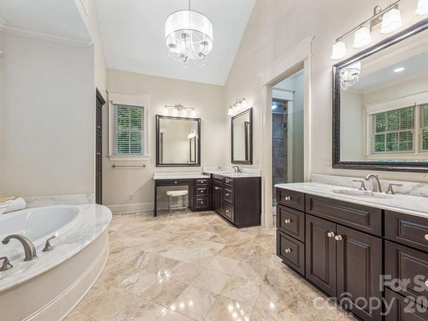 946 Laurel Creek Lane, Charlotte, NC 28211.  MLS# CAR4298519, YatesRealty ID 2785. Primary Bathroom with dual vanities and tub