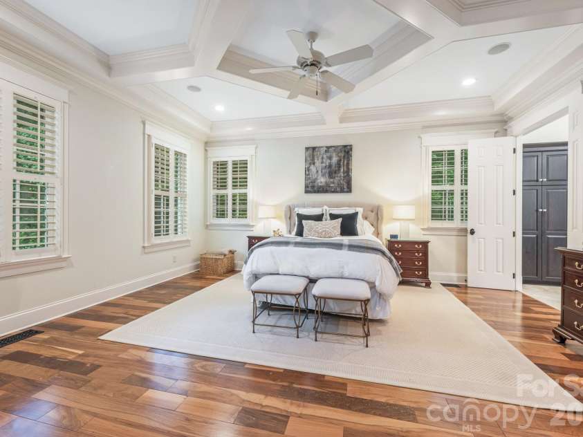 946 Laurel Creek Lane, Charlotte, NC 28211.  MLS# CAR4298519, YatesRealty ID 2785. Primary Bedroom with walk in closets and ensuite