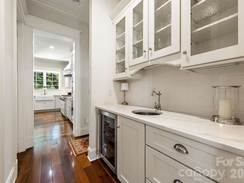946 Laurel Creek Lane, Charlotte, NC 28211.  MLS# CAR4298519, YatesRealty ID 2785. Wet Bar near dining and kitchen