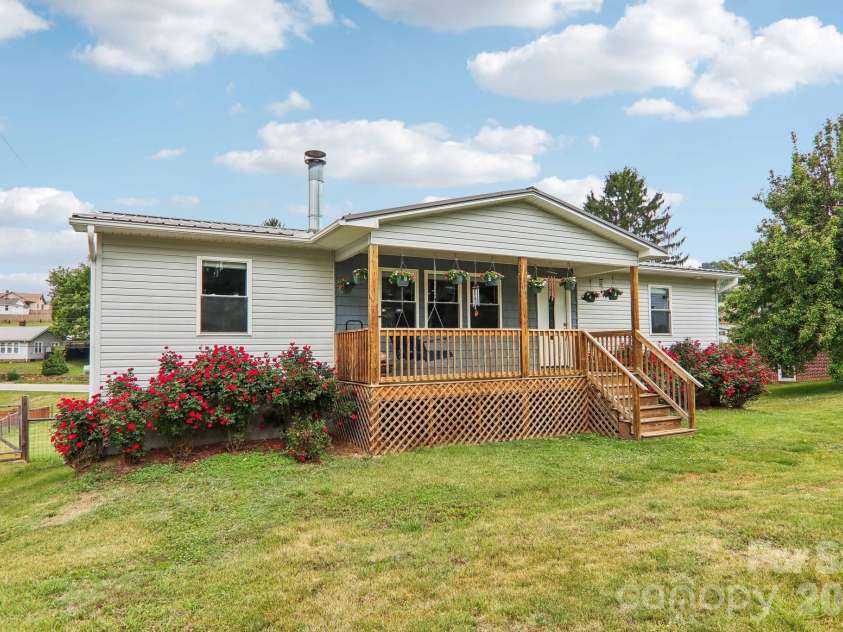 527 Trammell Avenue, Canton, NC 28716.  MLS# CAR4383238, YatesRealty ID 27854. 