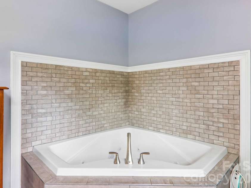 527 Trammell Avenue, Canton, NC 28716.  MLS# CAR4383238, YatesRealty ID 27854. 