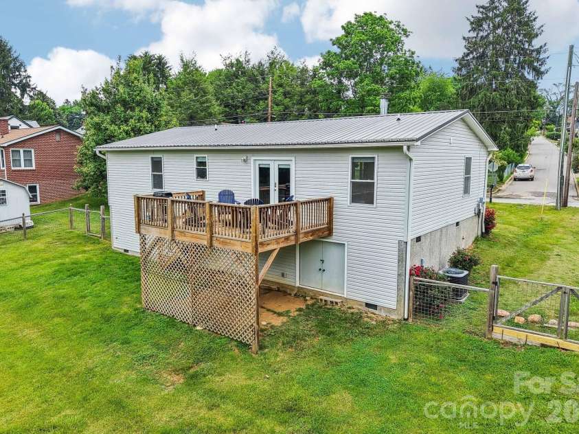 527 Trammell Avenue, Canton, NC 28716.  MLS# CAR4383238, YatesRealty ID 27854. 