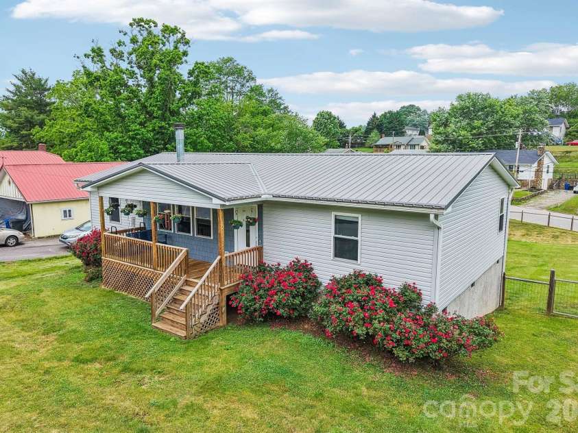 527 Trammell Avenue, Canton, NC 28716.  MLS# CAR4383238, YatesRealty ID 27854. 