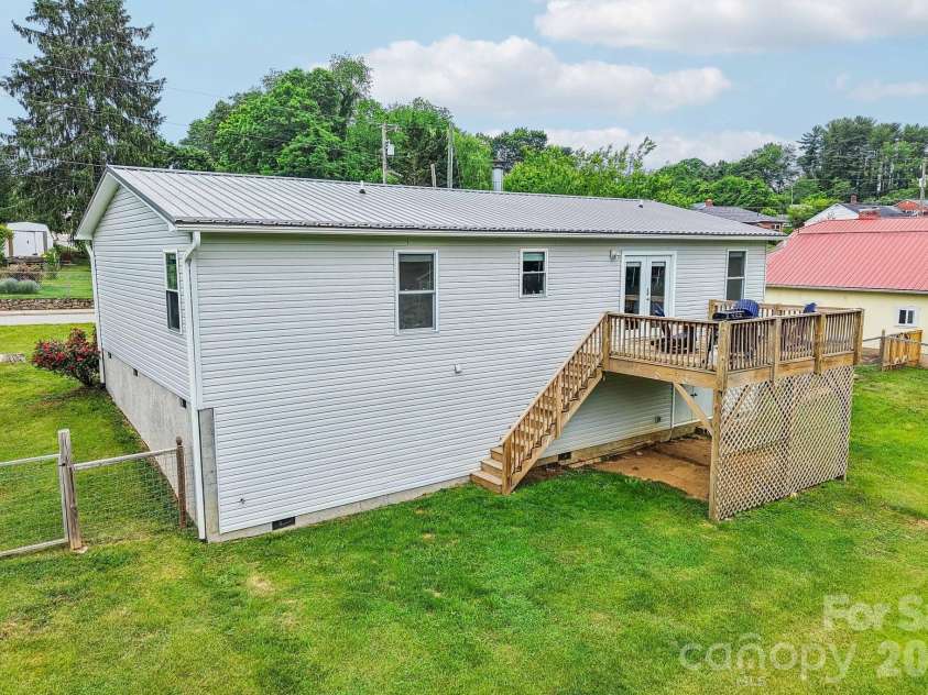 527 Trammell Avenue, Canton, NC 28716.  MLS# CAR4383238, YatesRealty ID 27854. 