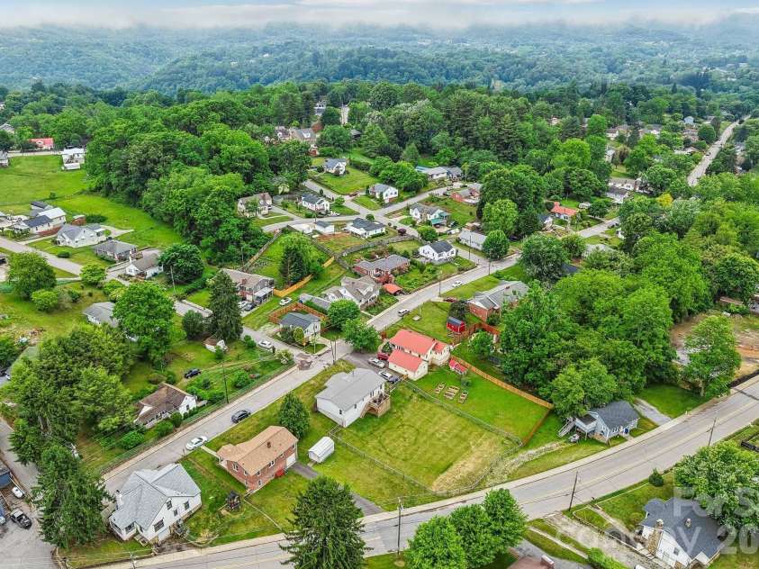 527 Trammell Avenue, Canton, NC 28716.  MLS# CAR4383238, YatesRealty ID 27854. 