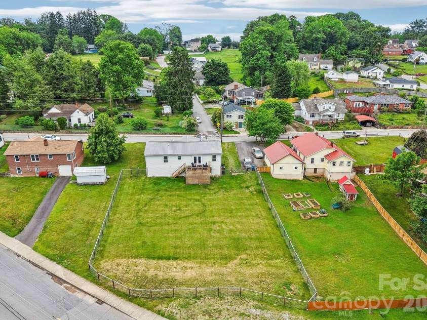 527 Trammell Avenue, Canton, NC 28716.  MLS# CAR4383238, YatesRealty ID 27854. 