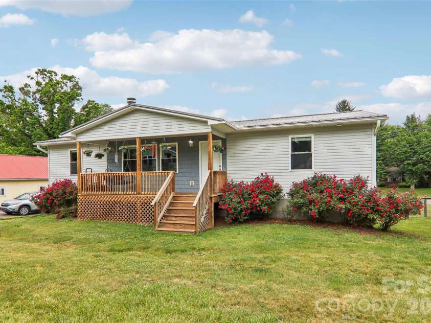 527 Trammell Avenue, Canton, NC 28716.  MLS# CAR4383238, YatesRealty ID 27854. 