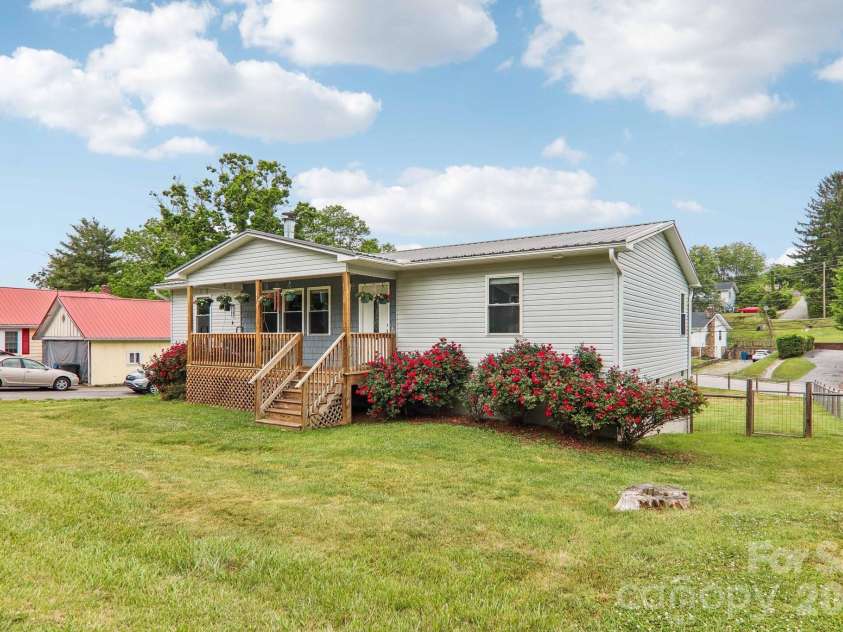 527 Trammell Avenue, Canton, NC 28716.  MLS# CAR4383238, YatesRealty ID 27854. 