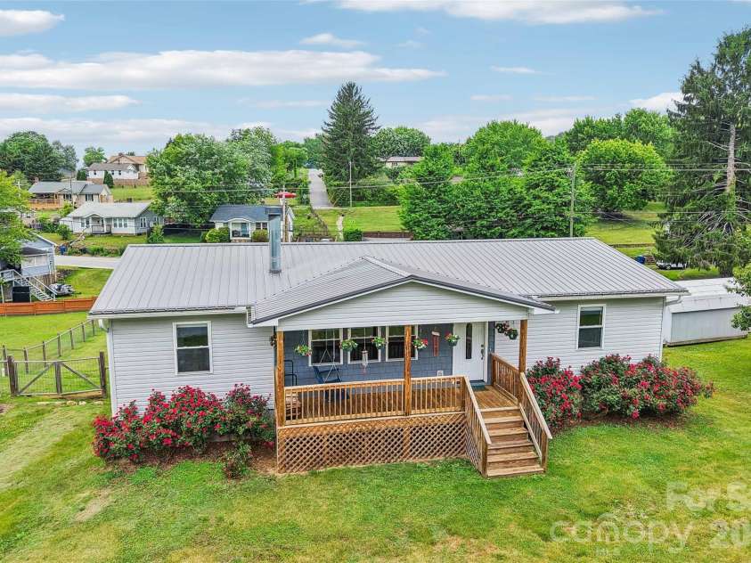 527 Trammell Avenue, Canton, NC 28716.  MLS# CAR4383238, YatesRealty ID 27854. 