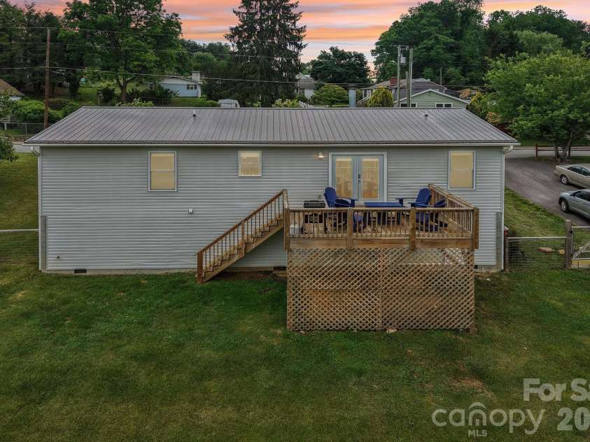 527 Trammell Avenue, Canton, NC 28716.  MLS# CAR4383238, YatesRealty ID 27854. 