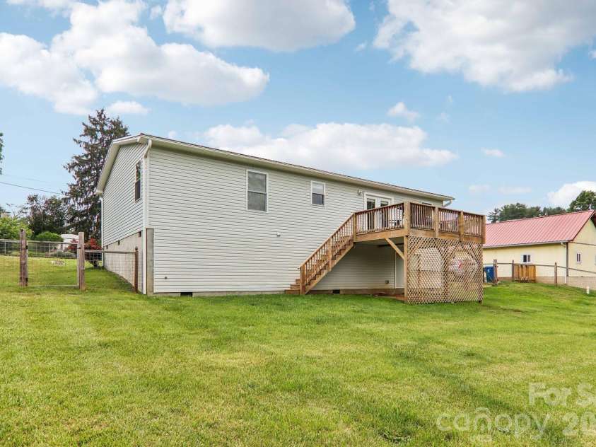 527 Trammell Avenue, Canton, NC 28716.  MLS# CAR4383238, YatesRealty ID 27854. 