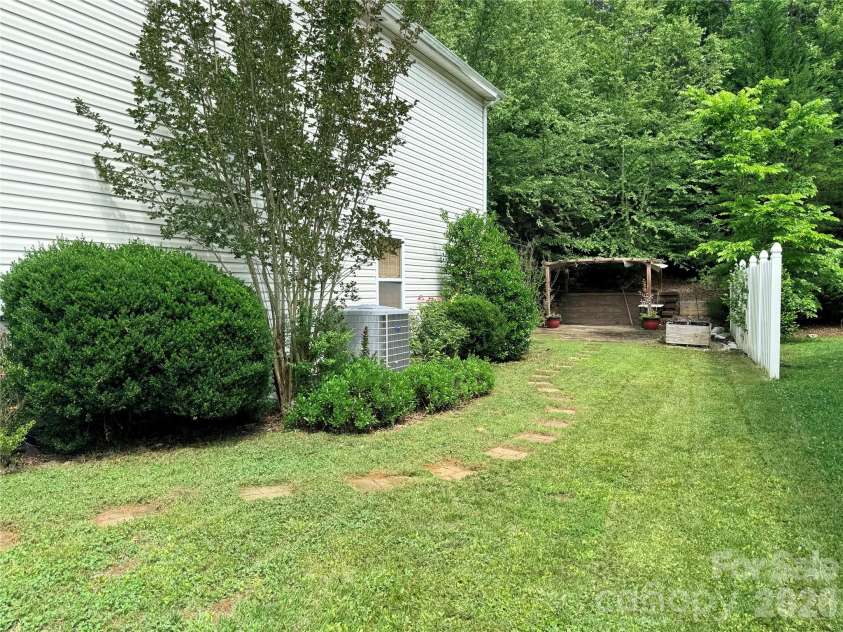 115 Thorsen Drive, Mooresville, NC 28117.  MLS# CAR4389151, YatesRealty ID 27855. 