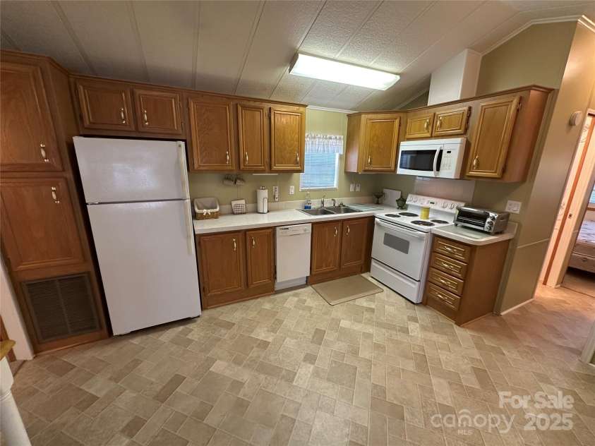 122 Maple Street, New London, NC 28127.  MLS# CAR4281600, YatesRealty ID 27856. 