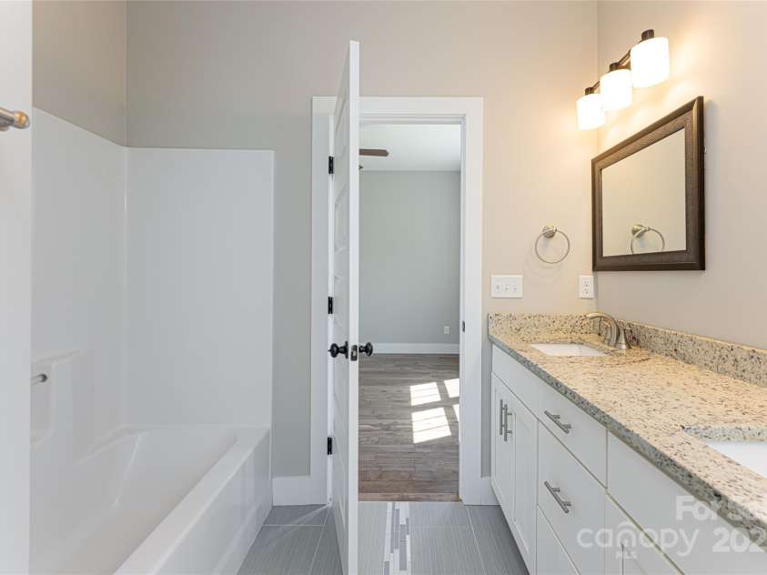 220 Mount Allen Heights, Black Mountain, NC 28711.  MLS# CAR4239586, YatesRealty ID 27857. 