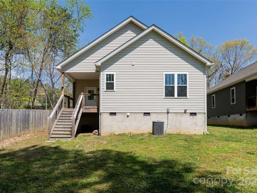 220 Mount Allen Heights, Black Mountain, NC 28711.  MLS# CAR4239586, YatesRealty ID 27857. 