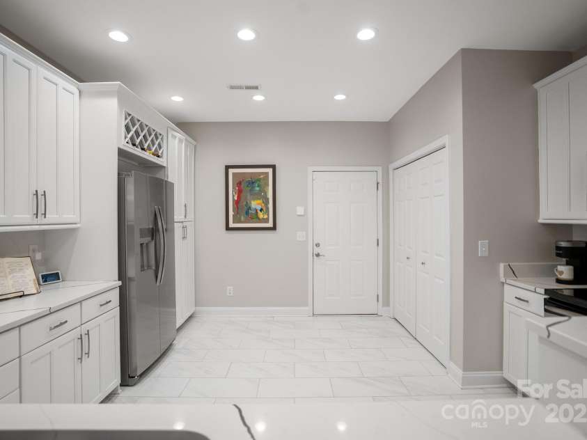2904 Autumn Harvest Lane, Charlotte, NC 28269.  MLS# CAR4284243, YatesRealty ID 27859. Custom Large Format Backsplash and Recessed Lighting