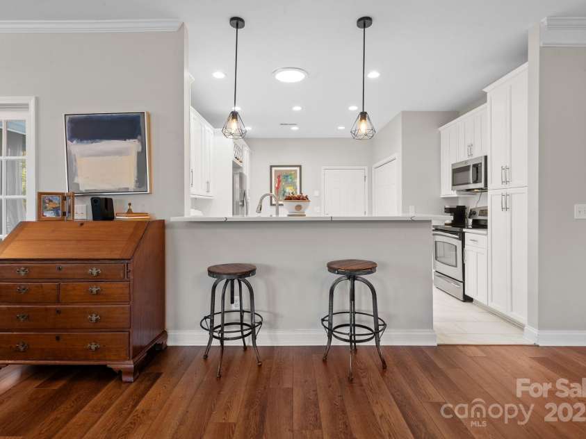 2904 Autumn Harvest Lane, Charlotte, NC 28269.  MLS# CAR4284243, YatesRealty ID 27859. Desirable Breakfast Bar with Additional Seating