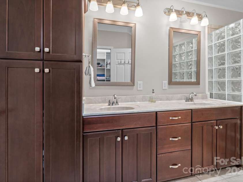 2904 Autumn Harvest Lane, Charlotte, NC 28269.  MLS# CAR4284243, YatesRealty ID 27859. Dual Vanities with Abundant Storage