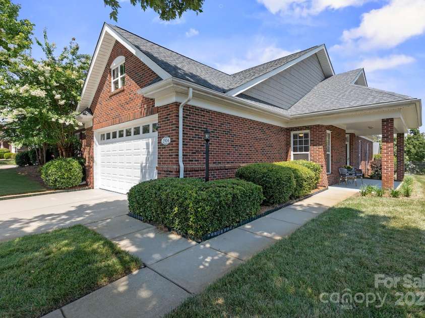 2904 Autumn Harvest Lane, Charlotte, NC 28269.  MLS# CAR4284243, YatesRealty ID 27859. Full Brick End Unit in Highland Creek