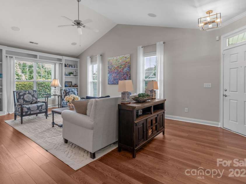 2904 Autumn Harvest Lane, Charlotte, NC 28269.  MLS# CAR4284243, YatesRealty ID 27859. Newly Replaced Floors in Great Room