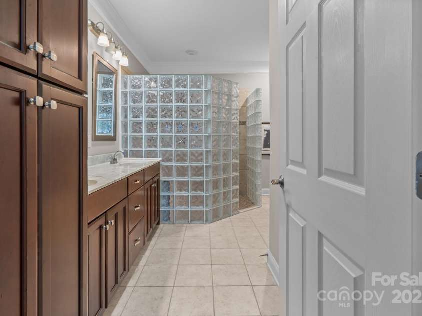 2904 Autumn Harvest Lane, Charlotte, NC 28269.  MLS# CAR4284243, YatesRealty ID 27859. Private Primary En Suite Bathroom