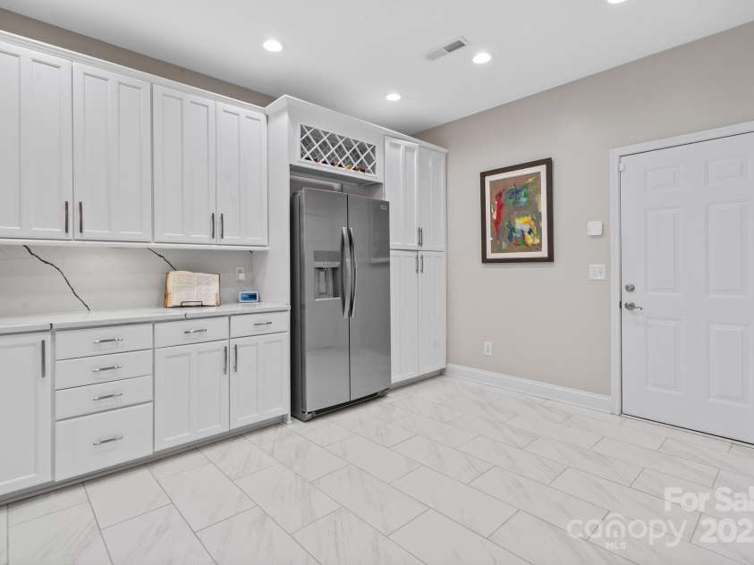 2904 Autumn Harvest Lane, Charlotte, NC 28269.  MLS# CAR4284243, YatesRealty ID 27859. Upgraded Tile Floors and Quartz Countertops