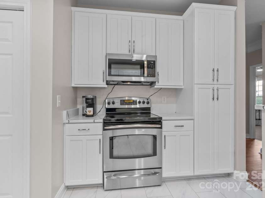 2904 Autumn Harvest Lane, Charlotte, NC 28269.  MLS# CAR4332247, YatesRealty ID 27859. Stainless Steel Appliances and Refreshed Cabinetry