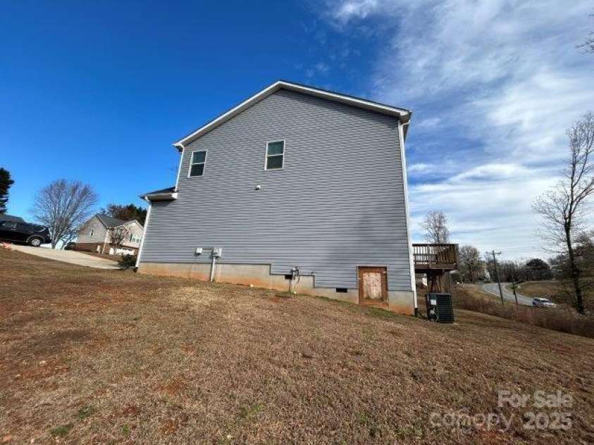 574 30th Avenue Circle, Hickory, NC 28601.  MLS# CAR4327986, YatesRealty ID 2786. 