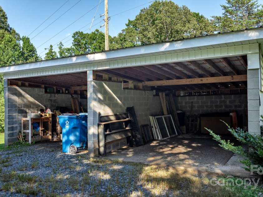 6554 GW Carson Road, Hickory, NC 28602.  MLS# CAR4284315, YatesRealty ID 27862. 