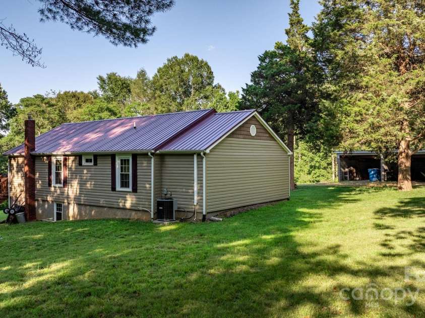 6554 GW Carson Road, Hickory, NC 28602.  MLS# CAR4284315, YatesRealty ID 27862. 