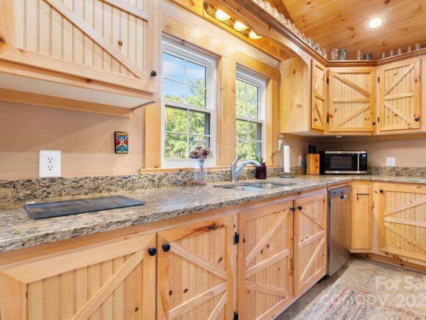 6554 GW Carson Road, Hickory, NC 28602.  MLS# CAR4284315, YatesRealty ID 27862. 