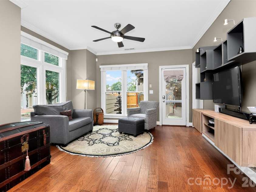 1073 Park West Drive, Charlotte, NC 28209.  MLS# CAR4388315, YatesRealty ID 27863. 