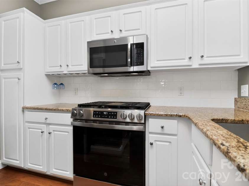 1073 Park West Drive, Charlotte, NC 28209.  MLS# CAR4388315, YatesRealty ID 27863. 