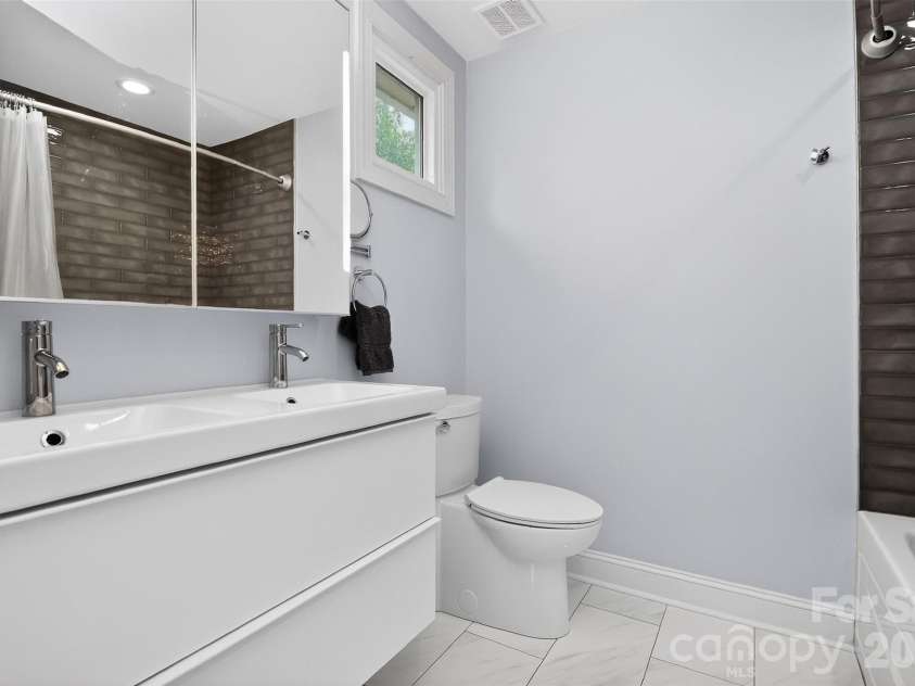 1073 Park West Drive, Charlotte, NC 28209.  MLS# CAR4388315, YatesRealty ID 27863. 