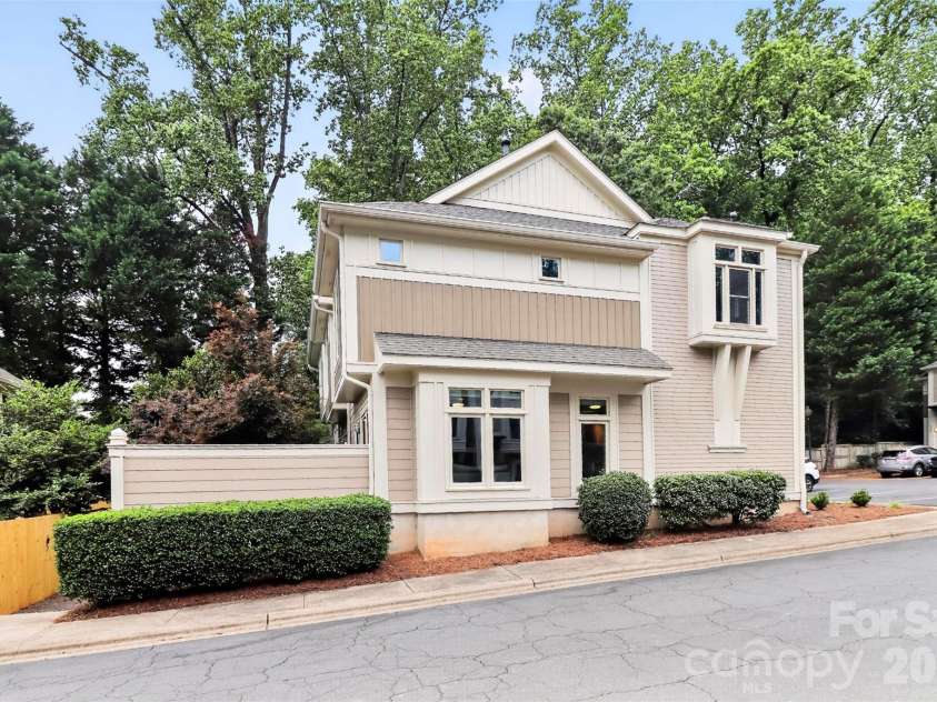 1073 Park West Drive, Charlotte, NC 28209.  MLS# CAR4388315, YatesRealty ID 27863. 