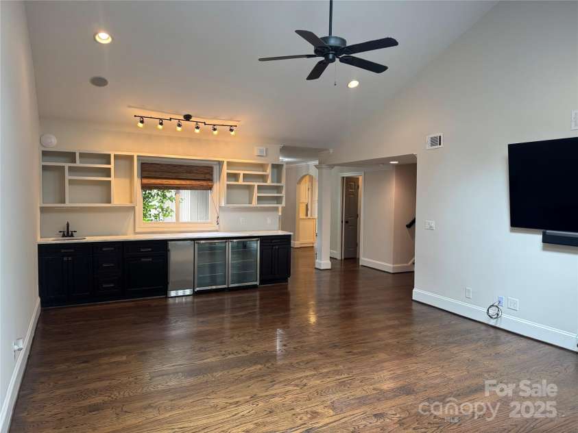 4909 Torrey Pines Court, Charlotte, NC 28226.  MLS# CAR4284066, YatesRealty ID 27863. Bar area