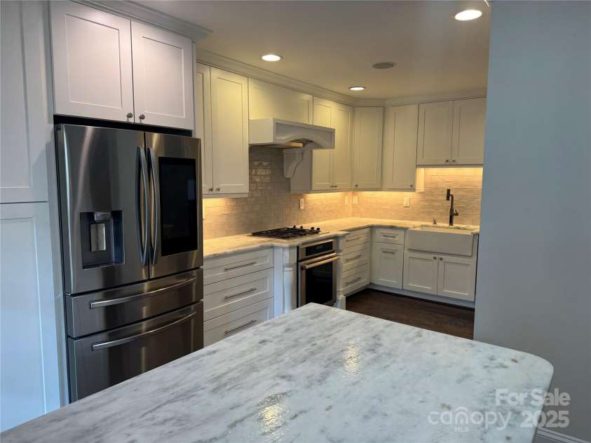 4909 Torrey Pines Court, Charlotte, NC 28226.  MLS# CAR4284066, YatesRealty ID 27863. Kitchen