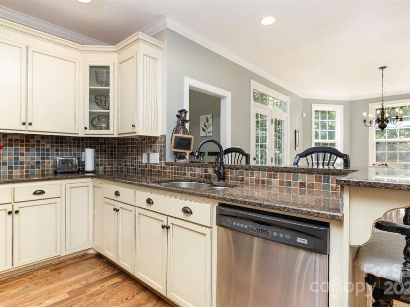 3850 Oakdale Road, Charlotte, NC 28216.  MLS# CAR4282888, YatesRealty ID 27864. 