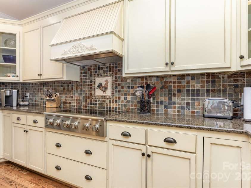 3850 Oakdale Road, Charlotte, NC 28216.  MLS# CAR4282888, YatesRealty ID 27864. 