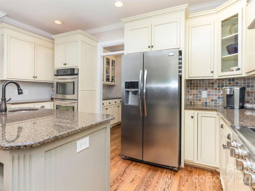 3850 Oakdale Road, Charlotte, NC 28216.  MLS# CAR4282888, YatesRealty ID 27864. 