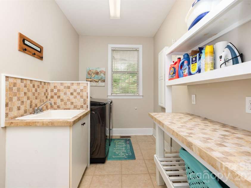 3850 Oakdale Road, Charlotte, NC 28216.  MLS# CAR4282888, YatesRealty ID 27864. 