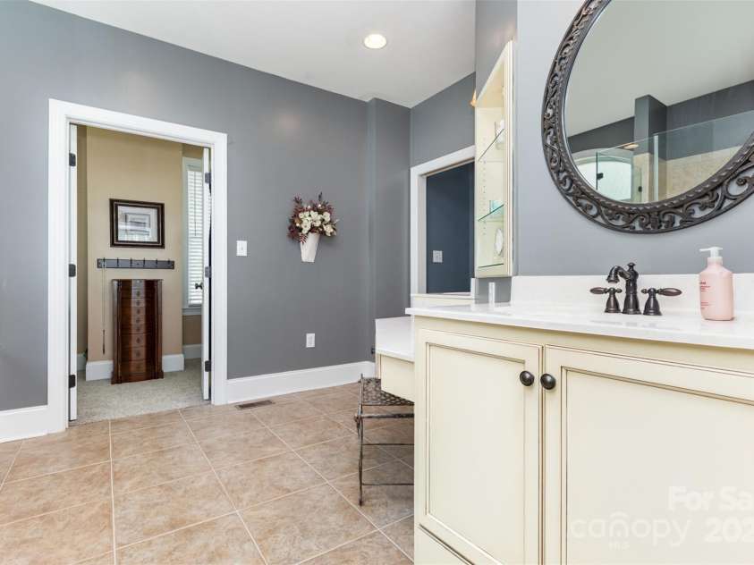 3850 Oakdale Road, Charlotte, NC 28216.  MLS# CAR4282888, YatesRealty ID 27864. 