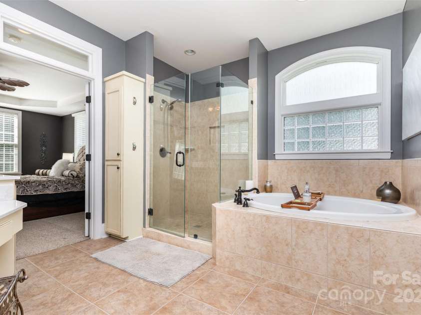 3850 Oakdale Road, Charlotte, NC 28216.  MLS# CAR4282888, YatesRealty ID 27864. 