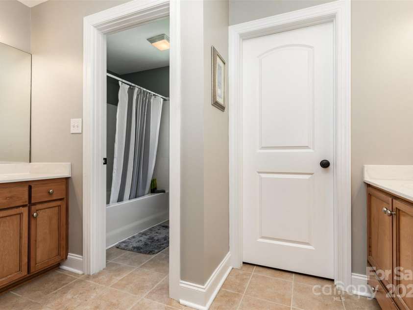 3850 Oakdale Road, Charlotte, NC 28216.  MLS# CAR4282888, YatesRealty ID 27864. 