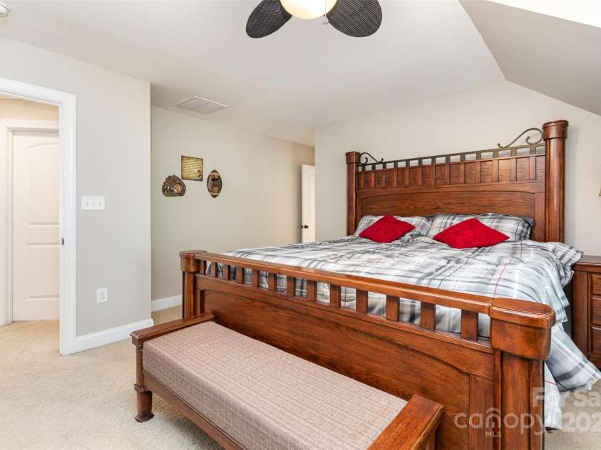 3850 Oakdale Road, Charlotte, NC 28216.  MLS# CAR4282888, YatesRealty ID 27864. 
