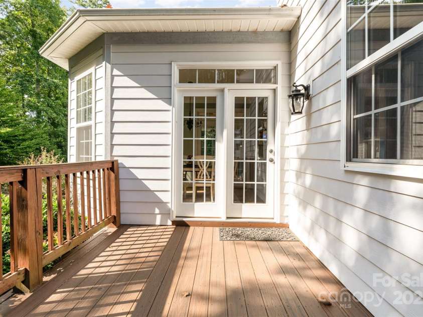 3850 Oakdale Road, Charlotte, NC 28216.  MLS# CAR4282888, YatesRealty ID 27864. 